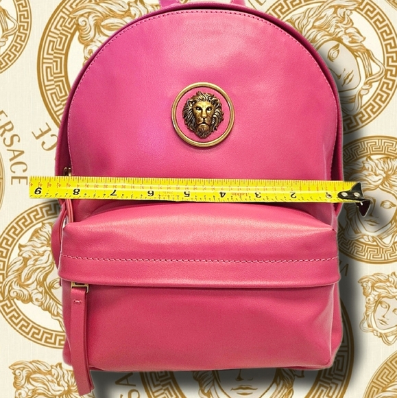 NWT COA Versace Versus Autre Marque Gold Lion Logo LRG Pink Backpack- Dust Cover - Picture 10 of 12